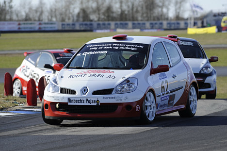 Michael Christensen startede næstsidst, lavede flest overhalinger og vandt begge heats for Renault DTC Light Cup.